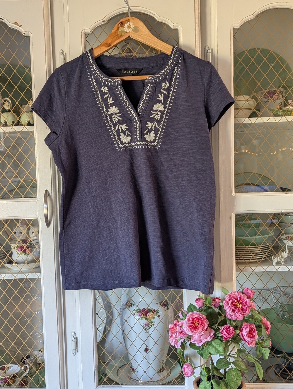🤍🧵Talbots Navy SS Embroidered Split V-Neck Top Bohemian Casual Style